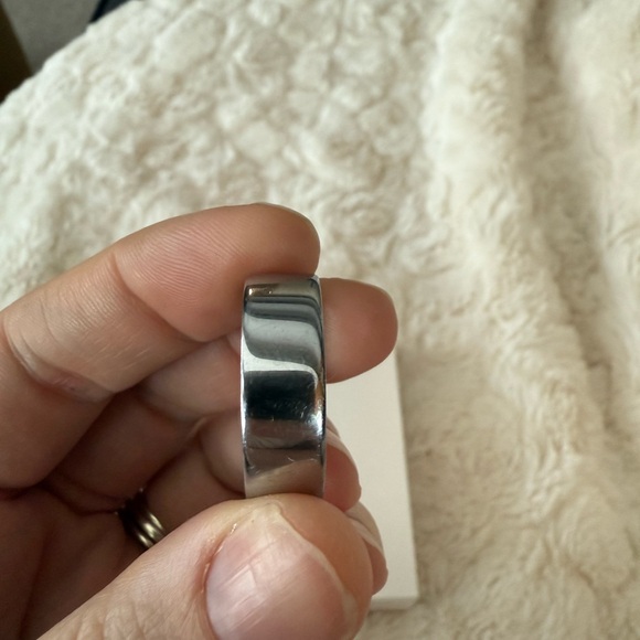 Oura Ring 4 in Elegant Silver - Picture 2 of 5